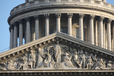 France, ile de france, paris 5e arrondissement, rue soufflot, pantheon, place des grands hommes, colonnade, fronton.
Date : 2011-2012.
Fronton sculpte par David d'Angers.
