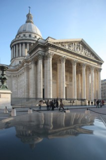 France, ile de france, paris 5e arrondissement, rue soufflot, pantheon, place des grands hommes, colonnade, reflet sur un capot de voiture.
Date : 2011-2012