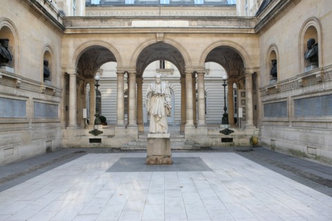 France, ile de france, paris 5e arrondissement, place marcellin berthelot, college de france, cour d'honneur, statue de bude, fondateur, enseignement.
Date : 2011-2012