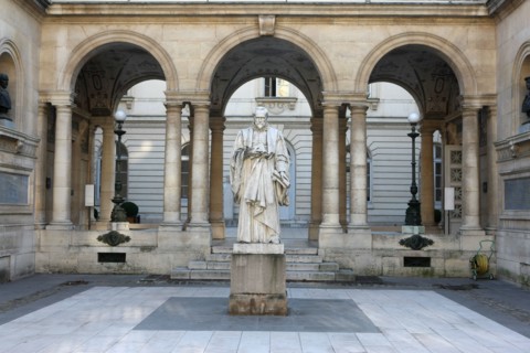 France, ile de france, paris 5e arrondissement, place marcellin berthelot, college de france, cour d'honneur, statue de bude, fondateur, enseignement.
Date : 2011-2012