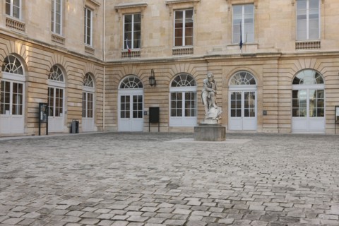 France, ile de france, paris 5e arrondissement, place marcellin berthelot, college de france, cour d'honneur, statue de champollion, enseignement.
Date : 2011-2012