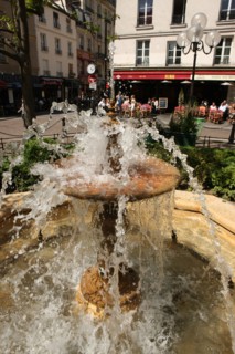 France, ile de france, paris 5e arrondissement, place de la contrescarpe, rue mouffetard, fontaine, terrasses de cafes.
Date : 2011-2012