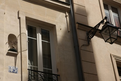 France, ile de france, paris 5e arrondissement, 45 rue mouffetard, detail, facade, mur, arbuste, niche.
Date : 2011-2012