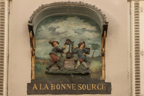France, ile de france, paris 5e arrondissement, rue mouffetard, detail, facade, mur, la bonne source.
Date : 2011-2012