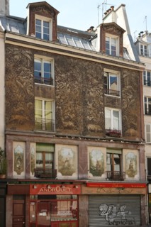 France, ile de france, paris 5e arrondissement, 124 rue mouffetard, detail, facade, mur.
Date : 2011-2012