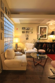 France, ile de france, paris 5e arrondissement, 23 rue victor cousin, cinema du pantheon, salon, decor, catherine deneuve.
Date : 2011-2012