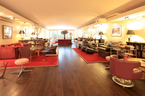 France, ile de france, paris 5e arrondissement, 23 rue victor cousin, cinema du pantheon, salon, decor, catherine deneuve.
Date : 2011-2012