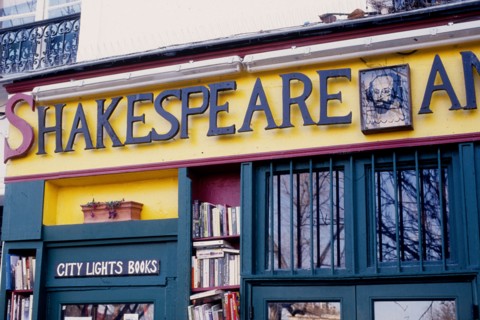France, ile de france, paris 5e arrondissement, 1 rue de la bucherie, librairie shakespeare & co, livres, anglophones, litterature anglo saxonne, walt whitman.
Date : 2011-2012