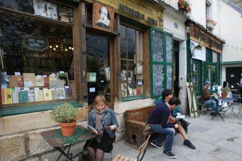 France, ile de france, paris 5e arrondissement, 1 rue de la bucherie, librairie shakespeare & co, livres, anglophones, litterature anglo saxonne, walt whitman.
Date : 2011-2012