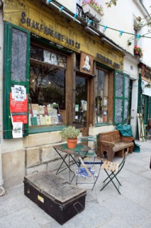 France, ile de france, paris 5e arrondissement, 1 rue de la bucherie, librairie shakespeare & co, livres, anglophones, litterature anglo saxonne, walt whitman.
Date : 2011-2012