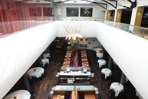 France, ile de france, paris 6e arrondissement, 82 rue mazarine, restaurant club l'alcazar, mezzanine, tables, verriere.
Date : 2011-2012