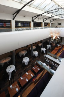France, ile de france, paris 6e arrondissement, 82 rue mazarine, restaurant club l'alcazar, mezzanine, tables, verriere.
Date : 2011-2012