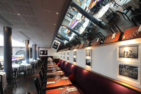 France, ile de france, paris 6e arrondissement, 82 rue mazarine, restaurant club l'alcazar, mezzanine, tables, verriere.
Date : 2011-2012
