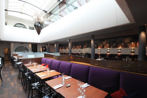 France, ile de france, paris 6e arrondissement, 82 rue mazarine, restaurant club l'alcazar, mezzanine, tables, verriere.
Date : 2011-2012