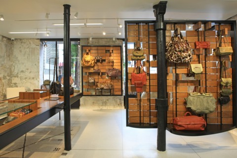 France, ile de france, paris 6e arrondissement, 1 rue jacob, boutique jerome dreyfuss, sacs, mode.
Date : 2011-2012