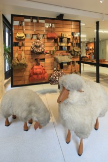 France, ile de france, paris 6e arrondissement, 1 rue jacob, boutique jerome dreyfuss, sacs, mode.
Date : 2011-2012