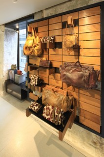 France, ile de france, paris 6e arrondissement, 1 rue jacob, boutique jerome dreyfuss, sacs, mode.
Date : 2011-2012