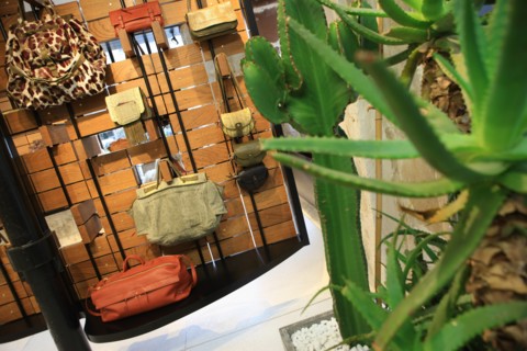 France, ile de france, paris 6e arrondissement, 1 rue jacob, boutique jerome dreyfuss, sacs, mode.
Date : 2011-2012