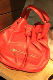 France, ile de france, paris 6e arrondissement, 1 rue jacob, boutique jerome dreyfuss, sacs, mode.
Date : 2011-2012