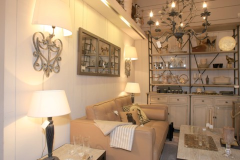 France, ile de france, paris 7e arrondissement, 102 rue du bac, boutique blanc d'ivoire, design, mobilier, decoration.
Date : 2011-2012