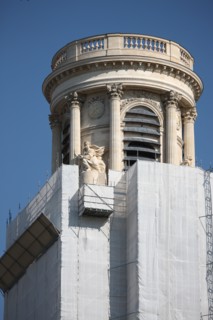 France, ile de france, paris 6e arrondissement, place saint sulpice, eglise saint sulpice, tour nord, travaux, pierre, detail sommet, restauration, echafaudage, baches.
Date : 2011-2012