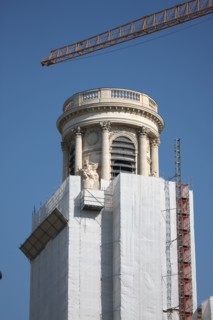 France, ile de france, paris 6e arrondissement, place saint sulpice, eglise saint sulpice, tour nord, travaux, pierre, detail sommet, restauration, echafaudage, baches.
Date : 2011-2012
