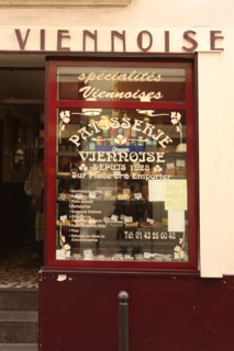 France, ile de france, paris 6e arrondissement, rue de l'Ecole de Medecine, patisserie viennoise.
Date : 2011-2012
