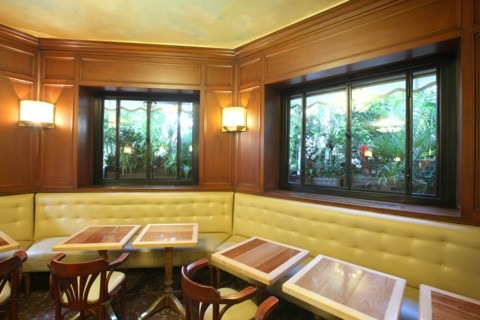 France, ile de france, paris 6e arrondissement, boulevard saint germain des pres, cafe de flore, sartre et beauvoir, table, restauration, brasserie, salle de l'etage
Date : 2011-2012