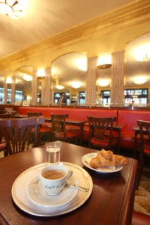 France, ile de france, paris 6e arrondissement, boulevard saint germain des pres, cafe de flore, sartre et beauvoir, table, restauration, brasserie, cafe, croissant.
Date : 2011-2012