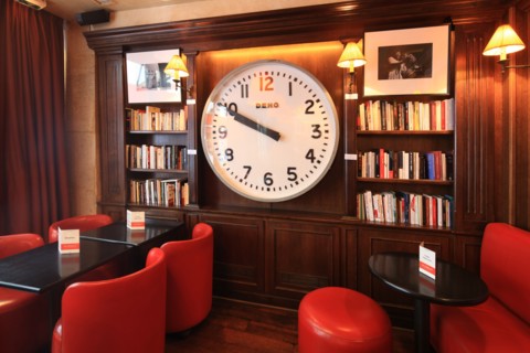 France, ile de france, paris 6e arrondissement, 4 carrefour de l'Odeon, restaurant, cafe, les editeurs, horloge, livres.
Date : 2011-2012