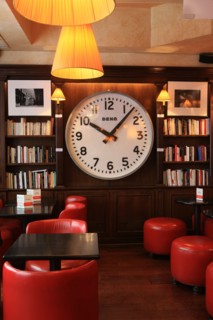 France, ile de france, paris 6e arrondissement, 4 carrefour de l'Odeon, restaurant, cafe, les editeurs, horloge, livres.
Date : 2011-2012