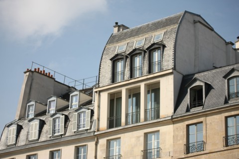 France, paris, quai de conti, bord de Seine immeuble sureleve, toits, lucarnes.
Date : 2011-2012
