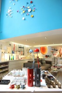 France, ile de france, paris 7e arrondissement, 26 boulevard raspail, boutique sentou, mobilier, design, sieges, luminaires, decoration.
Date : 2011-2012