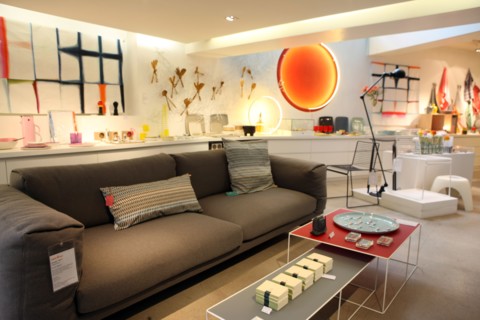 France, ile de france, paris 7e arrondissement, 26 boulevard raspail, boutique sentou, mobilier, design, sieges, luminaires, decoration.
Date : 2011-2012