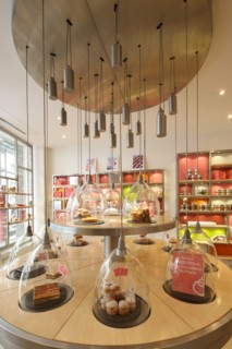 France, ile de france, paris 7e arrondissement, 93 rue du bac, la patisserie des reves, philippe conticini, gateaux, gastronomie.
Date : 2011-2012