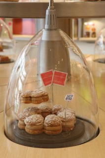France, ile de france, paris 7e arrondissement, 93 rue du bac, la patisserie des reves, philippe conticini, gateaux, gastronomie, paris brest.
Date : 2011-2012