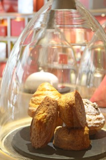 France, ile de france, paris 7e arrondissement, 93 rue du bac, la patisserie des reves, philippe conticini, gateaux, gastronomie.
Date : 2011-2012