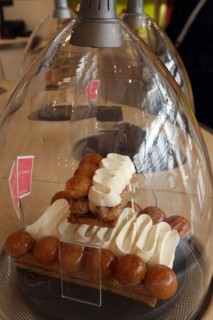 France, ile de france, paris 7e arrondissement, 93 rue du bac, la patisserie des reves, philippe conticini, gateaux, gastronomie.
Date : 2011-2012