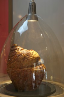 France, ile de france, paris 7e arrondissement, 93 rue du bac, la patisserie des reves, philippe conticini, gateaux, gastronomie, brioche.
Date : 2011-2012