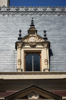 France, ile de france, paris 7e arrondissement, 14 rue vaneau, maison de 1835 neo renaissance, philibert delorme, architecture, decor, renovation, medaillon et lucarne.
Date : 2011-2012
