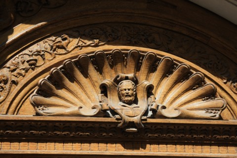 France, ile de france, paris 7e arrondissement, 14 rue vaneau, maison de 1835 neo renaissance, philibert delorme, architecture, decor, renovation, detail sculpture, porte.
Date : 2011-2012