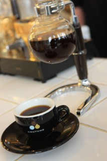 France, ile de france, paris 7e arrondissement, 47 rue de babylone, cafe coutume, cafe, bar, gastronomie.
Date : 2011-2012