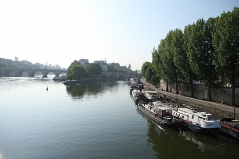 France, ile de france, paris 1e, pont des arts, la Seine passerelle entre louvre et institut de france, vue sur le quai de conti, le pont neuf et la pointe de l'ile de la cite, square du vert galant.
...