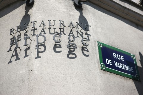 France, ile de france, paris, 7e arrondissement, 84 rue de varenne, restaurant arpege, chef alain passart, quartier des ministeres, faubourg saint germain.
Date : 2011-2012