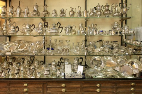 France, ile de france, paris 7e arrondissement, 108 rue du bac, boutique la mine d'argent, mobilier, decoration, argenterie, theieres et chandeliers.
Date : 2011-2012