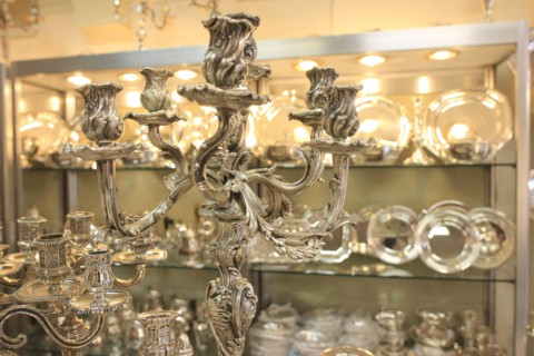 France, ile de france, paris 7e arrondissement, 108 rue du bac, boutique la mine d'argent, mobilier, decoration, argenterie, theieres et chandeliers.
Date : 2011-2012