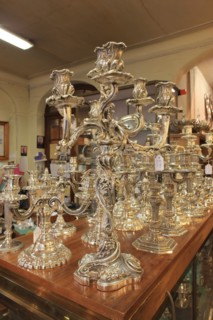 France, ile de france, paris 7e arrondissement, 108 rue du bac, boutique la mine d'argent, mobilier, decoration, argenterie, theieres et chandeliers.
Date : 2011-2012