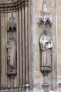 France, ile de france, paris 7e arrondissement,rue saint dominique, square samuel rousseau, basilique sainte clotilde, detail des statues entre les colonnes du portail

Date : 2011-2012