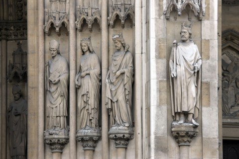 France, ile de france, paris 7e arrondissement,rue saint dominique, square samuel rousseau, basilique sainte clotilde, detail des statues entre les colonnes du portail

Date : 2011-2012