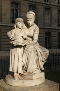 France, ile de france, paris 7e arrondissement,rue saint dominique, square samuel rousseau face a  la basilique sainte clotilde, l'education maternelle oeuvre du sculpteur eugene delaplanche

Date : 2...